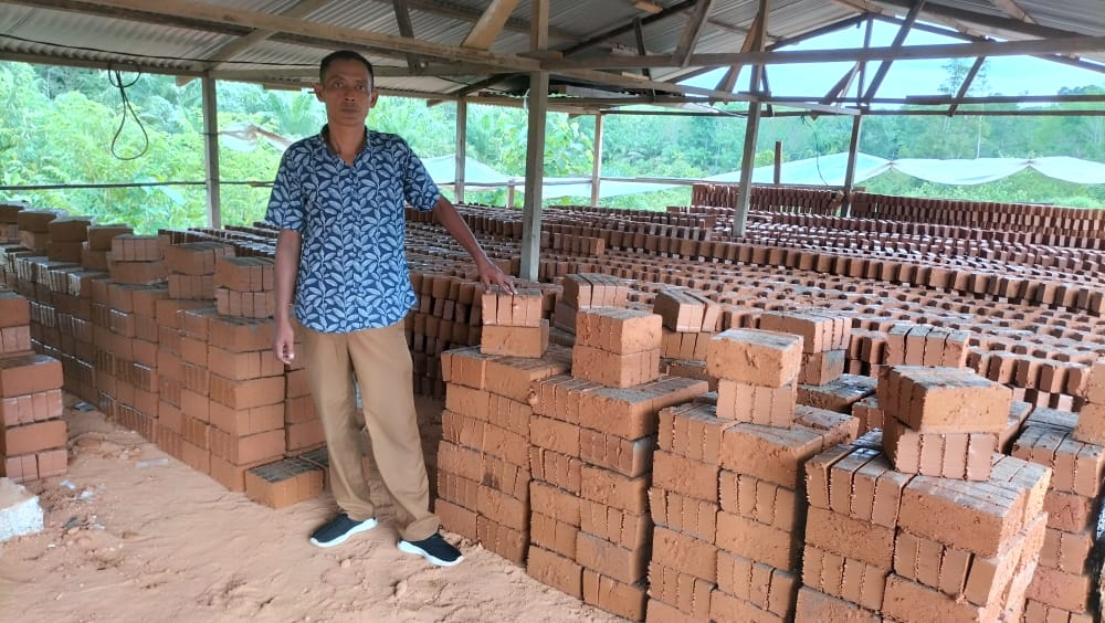 Keuchik Meninjau ke lokasi produksi batu bata BUMG gampong tuwi peuriya